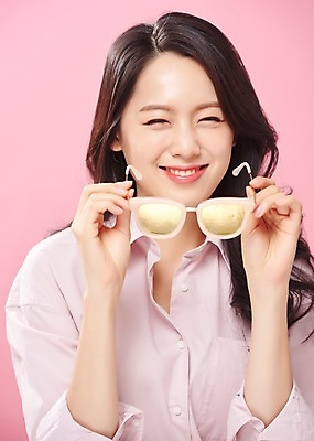 포토 JPG 스튜디오촬영 라이프스타일 여자 대학생 실내 표정 한명 웃음 사람 상반신 20대 성인 앞모습 캐주얼 청춘 선글라스 뷰티 한국인 잡기 즐거움 눈웃음 의료성형뷰티 성인여자한명만 분홍색배경 국내포토 1 학생 옷 감정 안경 뷰포인트 분홍색 백그라운드 컨셉 모션 동양인 청년 내부 생활 여자한명만 성인여자만 파일형식