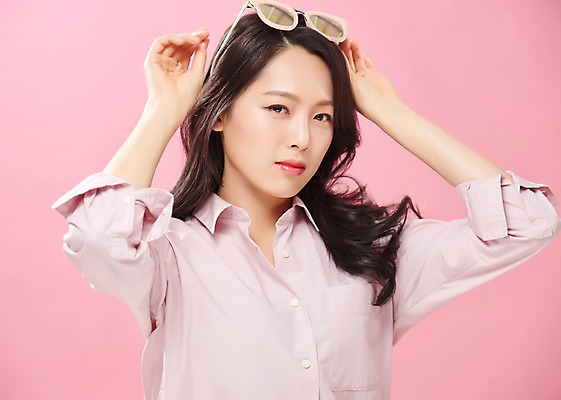 포토 JPG 스튜디오촬영 라이프스타일 응시 여자 대학생 실내 한명 사람 상반신 20대 성인 앞모습 캐주얼 청춘 선글라스 뷰티 한국인 잡기 의료성형뷰티 성인여자한명만 분홍색배경 국내포토 1 학생 시선 옷 안경 뷰포인트 분홍색 백그라운드 컨셉 모션 동양인 청년 내부 생활 여자한명만 성인여자만 파일형식