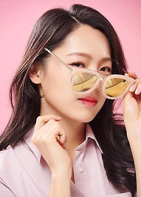 포토 JPG 스튜디오촬영 라이프스타일 응시 여자 대학생 실내 한명 사람 근접촬영 상반신 20대 성인 옆모습 캐주얼 청춘 선글라스 뷰티 한국인 의료성형뷰티 성인여자한명만 분홍색배경 국내포토 1 학생 시선 옷 안경 뷰포인트 분홍색 백그라운드 컨셉 동양인 청년 내부 생활 여자한명만 성인여자만 파일형식