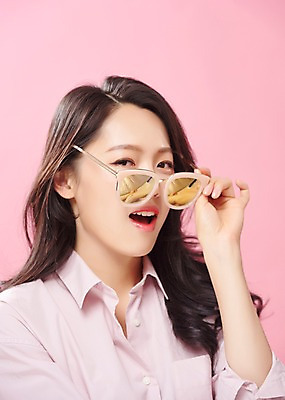 포토 JPG 스튜디오촬영 라이프스타일 응시 여자 대학생 실내 한명 미소 사람 상반신 20대 성인 옆모습 캐주얼 청춘 선글라스 뷰티 귀여움 한국인 의료성형뷰티 성인여자한명만 분홍색배경 국내포토 1 학생 시선 옷 안경 뷰포인트 분홍색 백그라운드 컨셉 표정 동양인 청년 내부 생활 여자한명만 성인여자만 파일형식