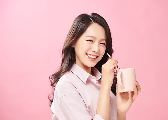 포토 JPG 스튜디오촬영 라이프스타일 응시 여자 커피 대학생 실내 한명 웃음 사람 상반신 20대 성인 옆모습 캐주얼 청춘 뷰티 한국인 머그컵 즐거움 의료성형뷰티 성인여자한명만 분홍색배경 국내포토 1 학생 시선 옷 감정 음료 뷰포인트 분홍색 백그라운드 컨셉 표정 동양인 청년 내부 생활 컵 여자한명만 성인여자만 파일형식