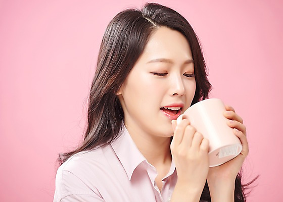 포토 JPG 스튜디오촬영 라이프스타일 응시 여자 커피 대학생 실내 한명 미소 들기 사람 상반신 20대 성인 옆모습 캐주얼 청춘 뷰티 한국인 머그컵 의료성형뷰티 성인여자한명만 분홍색배경 국내포토 1 학생 시선 옷 음료 뷰포인트 분홍색 백그라운드 컨셉 모션 표정 동양인 청년 내부 생활 컵 여자한명만 성인여자만 파일형식