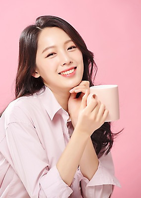 포토 JPG 스튜디오촬영 라이프스타일 응시 여자 커피 대학생 실내 표정 한명 미소 들기 사람 상반신 20대 성인 옆모습 캐주얼 청춘 뷰티 한국인 머그컵 의료성형뷰티 성인여자한명만 분홍색배경 국내포토 1 학생 시선 옷 음료 뷰포인트 분홍색 백그라운드 컨셉 모션 동양인 청년 내부 생활 컵 여자한명만 성인여자만 파일형식
