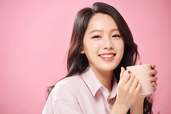 포토 JPG 스튜디오촬영 라이프스타일 응시 여자 커피 대학생 실내 한명 미소 들기 사람 상반신 20대 성인 옆모습 캐주얼 청춘 뷰티 한국인 머그컵 의료성형뷰티 성인여자한명만 분홍색배경 국내포토 1 학생 시선 옷 음료 뷰포인트 분홍색 백그라운드 컨셉 모션 표정 동양인 청년 내부 생활 컵 여자한명만 성인여자만 파일형식