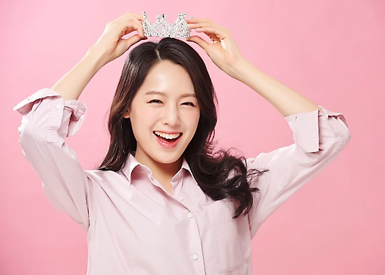 포토 JPG 스튜디오촬영 라이프스타일 여자 대학생 실내 표정 한명 웃음 들기 사람 상반신 20대 성인 앞모습 캐주얼 청춘 뷰티 손들기 한국인 즐거움 티아라 공주님 의료성형뷰티 성인여자한명만 분홍색배경 국내포토 1 학생 옷 감정 뷰포인트 분홍색 백그라운드 컨셉 모션 왕관 동양인 청년 내부 생활 여자한명만 성인여자만 파일형식