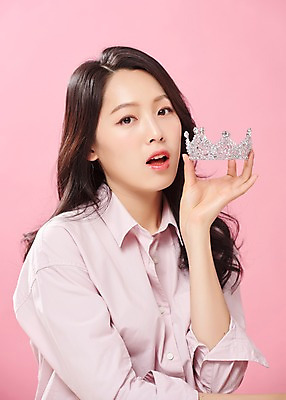 포토 JPG 스튜디오촬영 라이프스타일 여자 대학생 실내 한명 들기 사람 상반신 20대 성인 옆모습 캐주얼 청춘 뷰티 놀람 한국인 티아라 호기심 공주님 의료성형뷰티 성인여자한명만 분홍색배경 국내포토 1 학생 옷 감정 뷰포인트 분홍색 백그라운드 컨셉 모션 왕관 표정 동양인 청년 내부 생활 여자한명만 성인여자만 파일형식