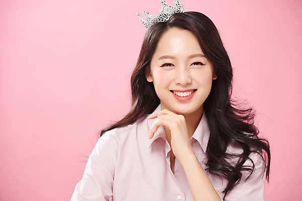 포토 JPG 스튜디오촬영 라이프스타일 응시 여자 대학생 실내 표정 한명 미소 사람 상반신 20대 성인 앞모습 캐주얼 청춘 뷰티 턱괴기 한국인 티아라 공주님 의료성형뷰티 성인여자한명만 분홍색배경 국내포토 1 학생 시선 옷 뷰포인트 분홍색 백그라운드 컨셉 모션 왕관 동양인 청년 내부 생활 여자한명만 성인여자만 파일형식