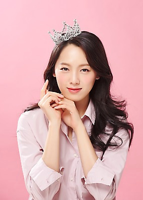 포토 JPG 스튜디오촬영 라이프스타일 응시 여자 대학생 실내 한명 미소 사람 손짓 상반신 20대 성인 앞모습 캐주얼 청춘 뷰티 한국인 티아라 공주님 의료성형뷰티 성인여자한명만 분홍색배경 국내포토 1 학생 시선 옷 뷰포인트 분홍색 백그라운드 컨셉 모션 왕관 표정 동양인 청년 내부 생활 여자한명만 성인여자만 파일형식