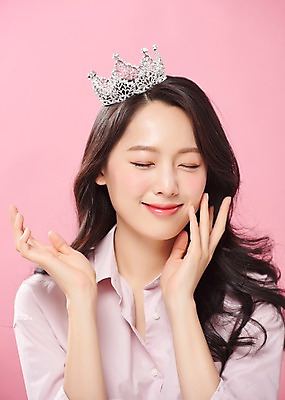 포토 JPG 스튜디오촬영 라이프스타일 여자 대학생 실내 한명 미소 사람 손짓 상반신 20대 성인 앞모습 캐주얼 청춘 뷰티 눈감음 한국인 티아라 공주님 의료성형뷰티 성인여자한명만 분홍색배경 국내포토 1 학생 옷 뷰포인트 분홍색 백그라운드 컨셉 모션 왕관 표정 동양인 청년 내부 생활 여자한명만 성인여자만 파일형식