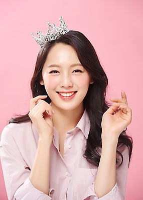 포토 JPG 스튜디오촬영 라이프스타일 응시 여자 대학생 실내 표정 한명 미소 사람 상반신 20대 성인 앞모습 캐주얼 청춘 뷰티 한국인 티아라 공주님 의료성형뷰티 성인여자한명만 분홍색배경 국내포토 1 학생 시선 옷 뷰포인트 분홍색 백그라운드 컨셉 왕관 동양인 청년 내부 생활 여자한명만 성인여자만 파일형식