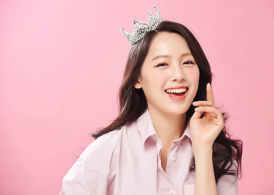 포토 JPG 스튜디오촬영 라이프스타일 여자 대학생 실내 표정 한명 웃음 사람 손짓 상반신 20대 성인 앞모습 캐주얼 청춘 뷰티 한국인 즐거움 티아라 공주님 의료성형뷰티 성인여자한명만 분홍색배경 국내포토 1 학생 옷 감정 뷰포인트 분홍색 백그라운드 컨셉 모션 왕관 동양인 청년 내부 생활 여자한명만 성인여자만 파일형식