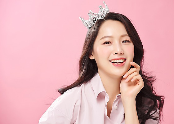 포토 JPG 스튜디오촬영 라이프스타일 여자 대학생 실내 표정 한명 웃음 사람 상반신 20대 성인 앞모습 캐주얼 청춘 뷰티 한국인 즐거움 티아라 공주님 의료성형뷰티 성인여자한명만 분홍색배경 국내포토 1 학생 옷 감정 뷰포인트 분홍색 백그라운드 컨셉 왕관 동양인 청년 내부 생활 여자한명만 성인여자만 파일형식