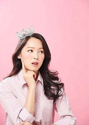 포토 JPG 스튜디오촬영 라이프스타일 응시 여자 대학생 생각 실내 한명 사람 상반신 20대 성인 앞모습 캐주얼 청춘 뷰티 턱괴기 한국인 티아라 호기심 공주님 의료성형뷰티 성인여자한명만 분홍색배경 국내포토 1 학생 시선 옷 감정 뷰포인트 분홍색 백그라운드 컨셉 모션 왕관 동양인 청년 내부 생활 여자한명만 성인여자만 파일형식