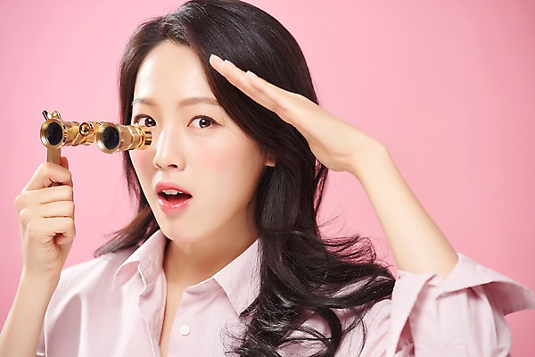 포토 JPG 스튜디오촬영 라이프스타일 응시 여자 대학생 실내 한명 사람 손짓 상반신 20대 성인 앞모습 캐주얼 청춘 뷰티 놀람 망원경 한국인 호기심 의료성형뷰티 성인여자한명만 분홍색배경 국내포토 1 학생 시선 옷 감정 뷰포인트 분홍색 백그라운드 컨셉 모션 표정 동양인 청년 내부 생활 여자한명만 성인여자만 파일형식