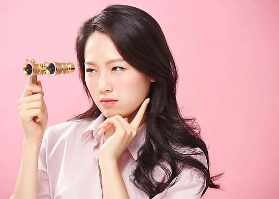 포토 JPG 스튜디오촬영 라이프스타일 응시 여자 대학생 실내 한명 들기 사람 상반신 20대 성인 옆모습 캐주얼 청춘 뷰티 망원경 한국인 호기심 의료성형뷰티 성인여자한명만 분홍색배경 국내포토 1 학생 시선 옷 감정 뷰포인트 분홍색 백그라운드 컨셉 모션 동양인 청년 내부 생활 여자한명만 성인여자만 파일형식