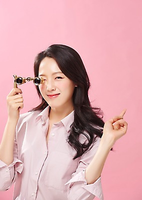 포토 JPG 스튜디오촬영 라이프스타일 여자 대학생 손가락 실내 표정 한명 미소 사람 손짓 상반신 20대 성인 앞모습 캐주얼 청춘 뷰티 망원경 한국인 의료성형뷰티 성인여자한명만 분홍색배경 국내포토 1 학생 손 옷 뷰포인트 분홍색 백그라운드 컨셉 모션 동양인 청년 내부 생활 여자한명만 성인여자만 파일형식