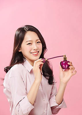 포토 JPG 스튜디오촬영 라이프스타일 응시 여자 대학생 실내 표정 한명 미소 들기 사람 상반신 20대 성인 옆모습 캐주얼 청춘 뷰티 보라색 한국인 향수 의료성형뷰티 성인여자한명만 분홍색배경 국내포토 1 학생 시선 옷 뷰포인트 분홍색 컬러 백그라운드 컨셉 모션 동양인 청년 내부 생활 화장품 여자한명만 성인여자만 파일형식