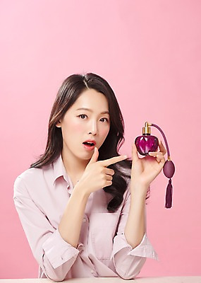 포토 JPG 스튜디오촬영 라이프스타일 응시 여자 대학생 실내 한명 들기 사람 상반신 20대 성인 앞모습 캐주얼 청춘 뷰티 한국인 가리킴 향수 호기심 의료성형뷰티 성인여자한명만 분홍색배경 국내포토 1 학생 시선 옷 감정 뷰포인트 분홍색 백그라운드 컨셉 모션 동양인 손짓 청년 내부 생활 화장품 여자한명만 성인여자만 파일형식