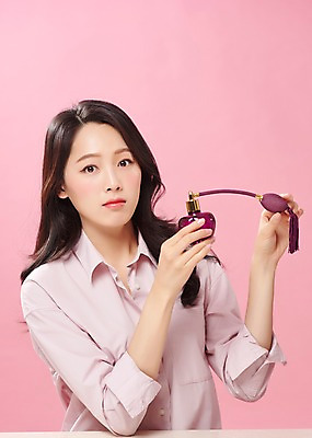 포토 JPG 스튜디오촬영 라이프스타일 응시 여자 대학생 실내 한명 들기 사람 상반신 20대 성인 앞모습 캐주얼 청춘 뷰티 한국인 향수 의료성형뷰티 성인여자한명만 분홍색배경 국내포토 1 학생 시선 옷 뷰포인트 분홍색 백그라운드 컨셉 모션 동양인 청년 내부 생활 화장품 여자한명만 성인여자만 파일형식