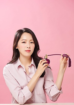 포토 JPG 스튜디오촬영 라이프스타일 응시 여자 대학생 실내 한명 들기 사람 상반신 20대 성인 앞모습 캐주얼 청춘 뷰티 한국인 향수 의료성형뷰티 성인여자한명만 분홍색배경 국내포토 1 학생 시선 옷 뷰포인트 분홍색 백그라운드 컨셉 모션 동양인 청년 내부 생활 화장품 여자한명만 성인여자만 파일형식