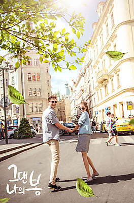 전신 PSD 서양인 외국인 나무 편집이미지 커플 여자 남자 행복 도로 여행 나뭇잎 거리 따뜻함 웃음 사람 여러명 20대 성인 건물 옆모습 뒷모습 손잡기 봄 뒤돌아보기 즐거움 이미지편집 식물 건축물 계절 감정 길 뷰포인트 다수 잎 관계 교통시설 모션 표정 인종 청년 파일형식