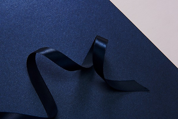 포토 JPG 스튜디오촬영 리본 실내 사람없음 하이앵글 끈 남색 오브젝트 플랫레이 국내포토 뷰포인트 컬러 내부 플랫 파일형식