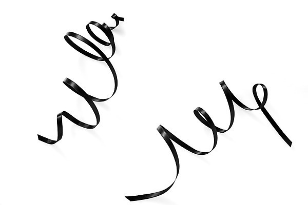 포토 JPG 스튜디오촬영 리본 실내 사람없음 하이앵글 검은색 끈 오브젝트 흰배경 플랫레이 국내포토 뷰포인트 컬러 백그라운드 내부 흰색 플랫 파일형식