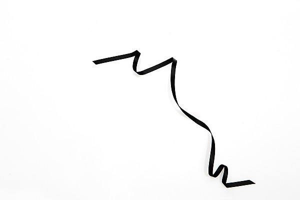 포토 JPG 스튜디오촬영 리본 실내 사람없음 하이앵글 검은색 끈 오브젝트 흰배경 플랫레이 국내포토 뷰포인트 컬러 백그라운드 내부 흰색 플랫 파일형식