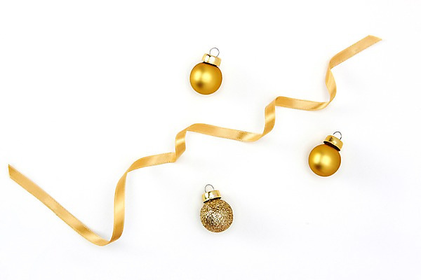 포토 JPG 스튜디오촬영 리본 실내 사람없음 하이앵글 장식볼 금색 끈 오브젝트 흰배경 플랫레이 국내포토 뷰포인트 컬러 백그라운드 내부 장식 흰색 플랫 파일형식