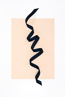 포토 JPG 스튜디오촬영 리본 종이 실내 사람없음 하이앵글 끈 남색 오브젝트 흰배경 플랫레이 국내포토 뷰포인트 컬러 백그라운드 내부 흰색 플랫 파일형식