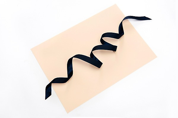 포토 JPG 스튜디오촬영 리본 종이 실내 사람없음 하이앵글 끈 남색 오브젝트 흰배경 플랫레이 국내포토 뷰포인트 컬러 백그라운드 내부 흰색 플랫 파일형식