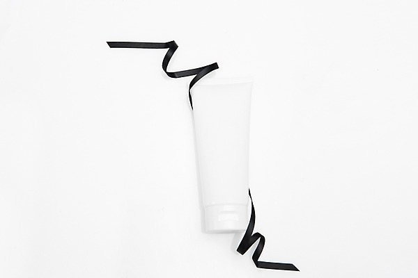 포토 JPG 스튜디오촬영 리본 실내 사람없음 하이앵글 검은색 화장품 끈 오브젝트 흰배경 플랫레이 국내포토 뷰포인트 컬러 백그라운드 내부 뷰티 흰색 플랫 파일형식