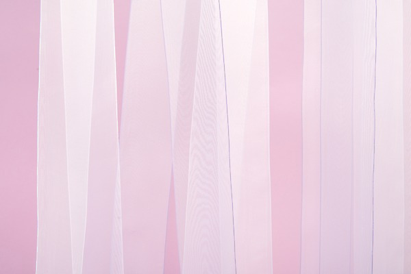 포토 JPG 스튜디오촬영 리본 분홍색 실내 사람없음 하이앵글 끈 오브젝트 플랫레이 분홍색배경 오간디리본 국내포토 뷰포인트 컬러 백그라운드 내부 플랫 파일형식