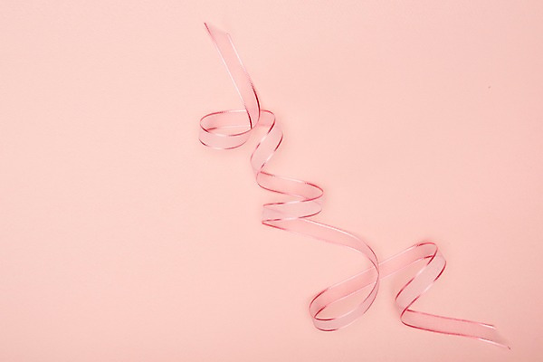 포토 JPG 스튜디오촬영 리본 분홍색 실내 사람없음 하이앵글 끈 오브젝트 플랫레이 분홍색배경 오간디리본 국내포토 뷰포인트 컬러 백그라운드 내부 플랫 파일형식