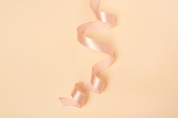 포토 JPG 스튜디오촬영 리본 분홍색 실내 사람없음 하이앵글 끈 오브젝트 포장재료 베이지색배경 플랫레이 국내포토 뷰포인트 컬러 백그라운드 포장 내부 플랫 베이지색 파일형식