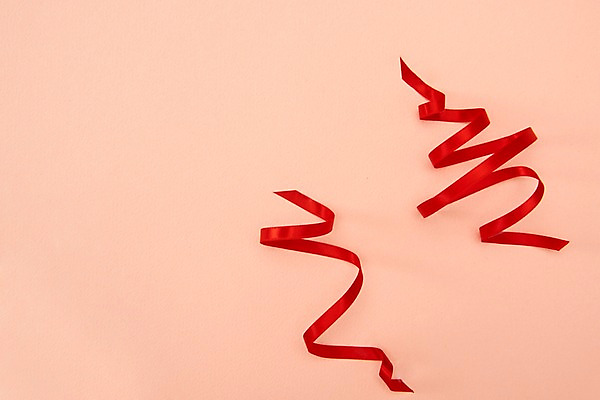 포토 JPG 스튜디오촬영 리본 분홍색 실내 사람없음 빨간색 하이앵글 끈 오브젝트 플랫레이 분홍색배경 국내포토 뷰포인트 컬러 백그라운드 내부 플랫 파일형식