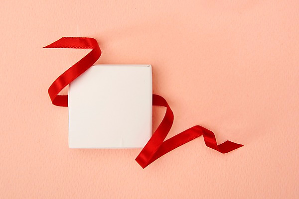 포토 JPG 스튜디오촬영 리본 분홍색 실내 사람없음 빨간색 상자 하이앵글 끈 오브젝트 플랫레이 분홍색배경 국내포토 뷰포인트 컬러 백그라운드 내부 플랫 파일형식