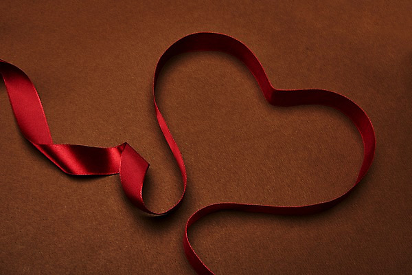 포토 JPG 스튜디오촬영 리본 실내 사랑 사람없음 빨간색 하이앵글 하트 끈 오브젝트 플랫레이 갈색배경 국내포토 모양 감정 뷰포인트 컬러 백그라운드 내부 갈색 플랫 파일형식