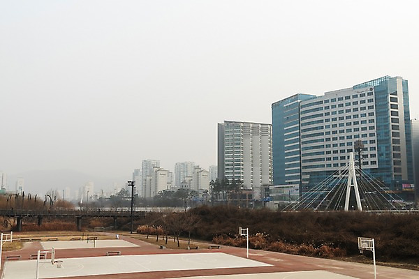 포토 JPG 주간 공원 겨울 하늘 날씨 한국 공해 사람없음 야외 건물 도시풍경 환경 환경오염 오염 사회이슈 대기오염 흐림 뿌연 황사 판교 미세먼지 국내포토 자연요소 건축물 계절 공공시설 아시아 컨셉 풍경 도시 먼지 분당 파일형식