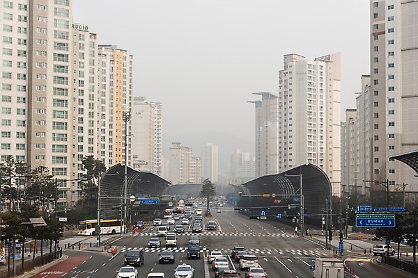 포토 JPG 주간 겨울 자동차 하늘 날씨 아파트 한국 공해 사람없음 야외 도시풍경 환경 환경오염 오염 사회이슈 대기오염 흐림 뿌연 황사 판교 미세먼지 국내포토 자연요소 계절 아시아 육상교통 컨셉 주택 풍경 도시 먼지 분당 파일형식