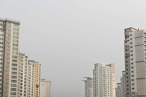 포토 JPG 주간 겨울 하늘 날씨 아파트 한국 공해 사람없음 야외 도시풍경 환경 환경오염 오염 사회이슈 대기오염 흐림 뿌연 황사 판교 미세먼지 국내포토 자연요소 계절 아시아 컨셉 주택 풍경 도시 먼지 분당 파일형식