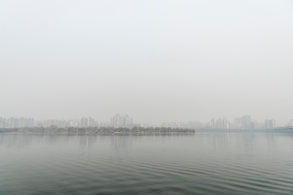 포토 JPG 주간 겨울 하늘 날씨 서울 한국 공해 사람없음 야외 도시풍경 환경 환경오염 오염 사회이슈 한강 대기오염 흐림 뿌연 서강대교 여의도 황사 미세먼지 국내포토 자연요소 계절 아시아 컨셉 풍경 다리_건축물 도시 먼지 랜드마크 파일형식
