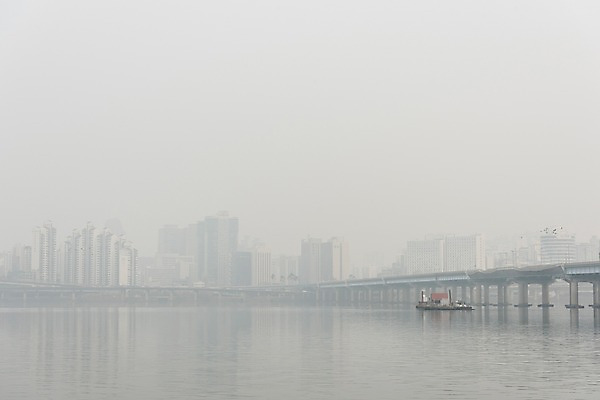 포토 JPG 주간 겨울 하늘 날씨 서울 한국 공해 사람없음 야외 도시풍경 환경 환경오염 오염 사회이슈 한강 대기오염 흐림 마포대교 뿌연 여의도 황사 미세먼지 국내포토 자연요소 계절 아시아 컨셉 풍경 다리_건축물 도시 먼지 랜드마크 파일형식