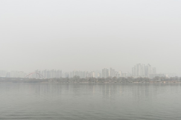 포토 JPG 주간 겨울 하늘 날씨 서울 한국 공해 사람없음 야외 도시풍경 환경 환경오염 오염 사회이슈 한강 대기오염 흐림 뿌연 서강대교 여의도 황사 미세먼지 국내포토 자연요소 계절 아시아 컨셉 풍경 다리_건축물 도시 먼지 랜드마크 파일형식