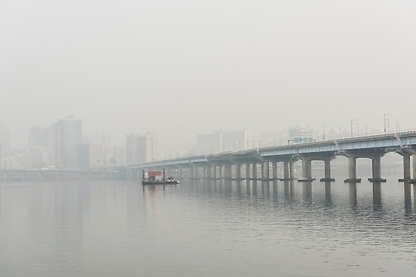 포토 JPG 주간 겨울 하늘 날씨 서울 한국 공해 사람없음 야외 도시풍경 환경 환경오염 오염 사회이슈 한강 대기오염 흐림 마포대교 뿌연 여의도 황사 미세먼지 국내포토 자연요소 계절 아시아 컨셉 풍경 다리_건축물 도시 먼지 랜드마크 파일형식