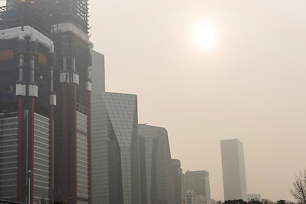 포토 JPG 주간 겨울 하늘 날씨 서울 한국 빌딩 공해 사람없음 야외 도시풍경 환경 환경오염 오염 사회이슈 대기오염 흐림 뿌연 여의도 황사 미세먼지 국내포토 자연요소 계절 아시아 컨셉 풍경 건물 도시 먼지 파일형식