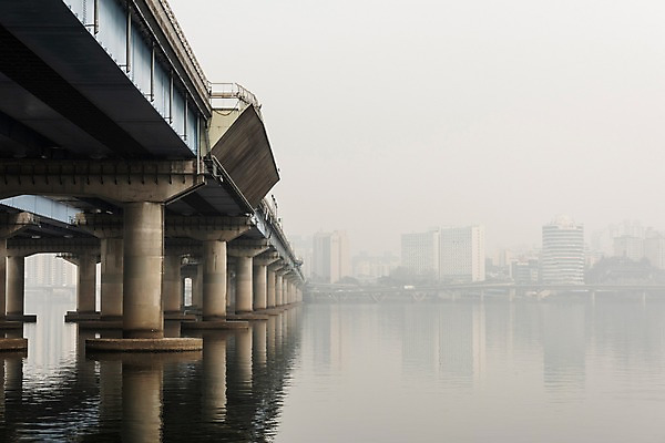 포토 JPG 주간 겨울 하늘 날씨 서울 한국 공해 사람없음 야외 도시풍경 환경 환경오염 오염 사회이슈 한강 대기오염 흐림 마포대교 뿌연 여의도 황사 미세먼지 국내포토 자연요소 계절 아시아 컨셉 풍경 다리_건축물 도시 먼지 랜드마크 파일형식