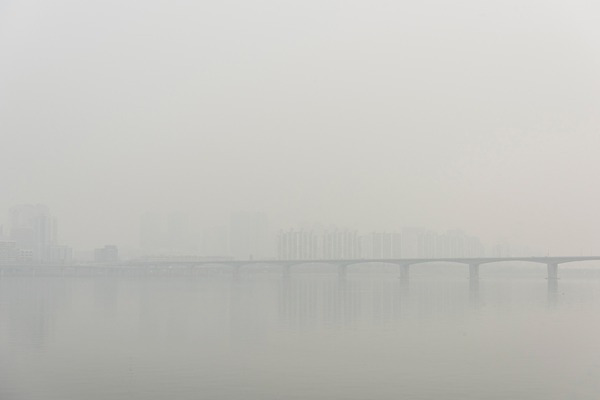 포토 JPG 주간 겨울 하늘 날씨 서울 한국 공해 사람없음 야외 도시풍경 환경 환경오염 오염 사회이슈 한강 대기오염 흐림 뿌연 여의도 원효대교 황사 미세먼지 국내포토 자연요소 계절 아시아 컨셉 풍경 다리_건축물 도시 먼지 랜드마크 파일형식