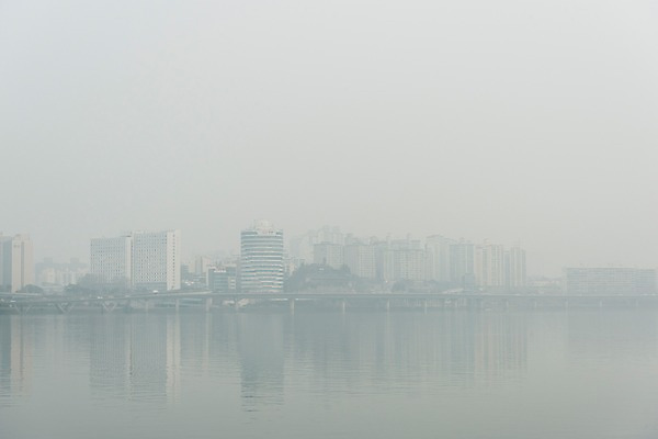 포토 JPG 주간 겨울 하늘 날씨 서울 한국 공해 사람없음 야외 도시풍경 환경 환경오염 오염 사회이슈 한강 대기오염 흐림 뿌연 여의도 황사 미세먼지 국내포토 자연요소 계절 아시아 컨셉 풍경 도시 먼지 랜드마크 파일형식