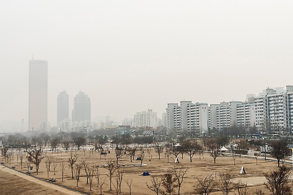 포토 JPG 주간 겨울 하늘 날씨 서울 한국 공해 사람없음 야외 도시풍경 환경 환경오염 오염 사회이슈 한강 대기오염 흐림 뿌연 여의도 한강공원 황사 미세먼지 국내포토 자연요소 계절 공원 아시아 컨셉 풍경 도시 먼지 랜드마크 파일형식